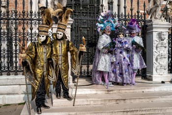 Costumi del Carnevale di Venezia davanti all'Arsenale.