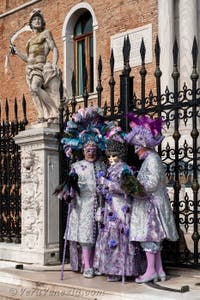 Costumi del Carnevale di Venezia davanti all'Arsenale.