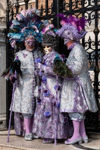 Costumi del Carnevale di Venezia davanti all'Arsenale.