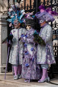 Costumi del Carnevale di Venezia davanti all'Arsenale.