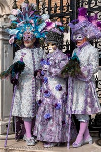 Costumi del Carnevale di Venezia davanti all'Arsenale.