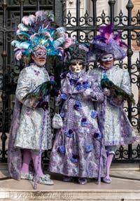 Costumi del Carnevale di Venezia davanti all'Arsenale.