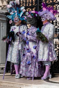 Costumi del Carnevale di Venezia davanti all'Arsenale.