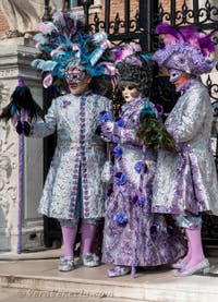 Costumi del Carnevale di Venezia davanti all'Arsenale.