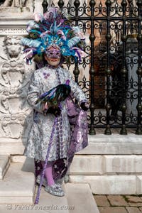 Costumi del Carnevale di Venezia davanti all'Arsenale.