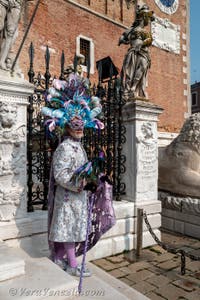 Costumi del Carnevale di Venezia davanti all'Arsenale.