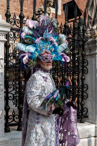 Costumi del Carnevale di Venezia davanti all'Arsenale.