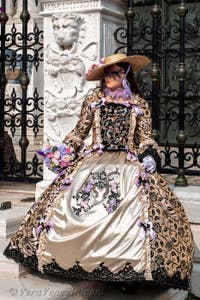 Costumi del Carnevale di Venezia davanti all'Arsenale.