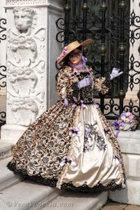 Costumi del Carnevale di Venezia davanti all'Arsenale.