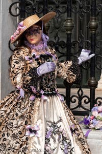 Costumi del Carnevale di Venezia davanti all'Arsenale.