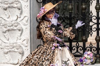 Costumi del Carnevale di Venezia davanti all'Arsenale.