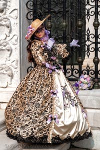 Costumi del Carnevale di Venezia davanti all'Arsenale.