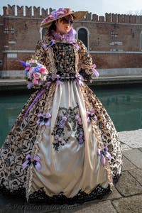 Costumi del Carnevale di Venezia davanti all'Arsenale.