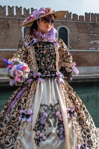 Costumi del Carnevale di Venezia davanti all'Arsenale.