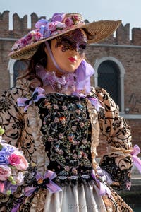 Costumi del Carnevale di Venezia davanti all'Arsenale.