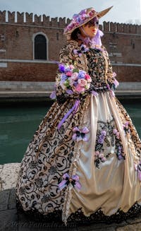 Costumi del Carnevale di Venezia davanti all'Arsenale.