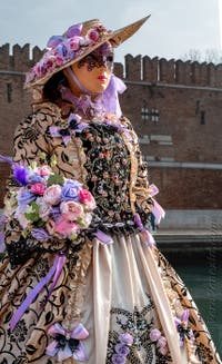 Costumi del Carnevale di Venezia davanti all'Arsenale.