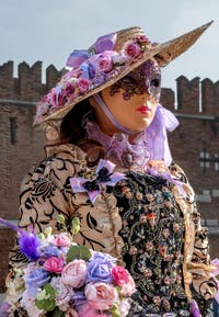 Costumi del Carnevale di Venezia davanti all'Arsenale.