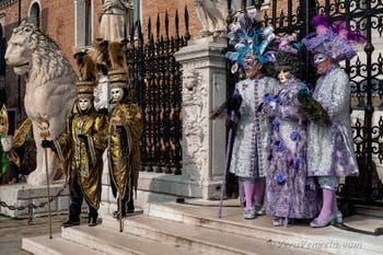 Costumi del Carnevale di Venezia davanti all'Arsenale.