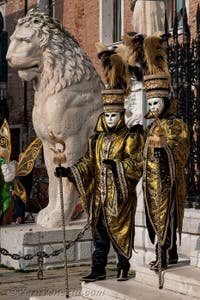 Costumi del Carnevale di Venezia davanti all'Arsenale.