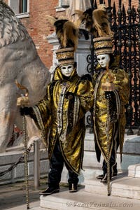 Costumi del Carnevale di Venezia davanti all'Arsenale.