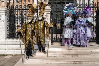 Costumi del Carnevale di Venezia davanti all'Arsenale.