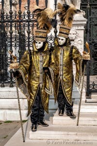 Costumi del Carnevale di Venezia davanti all'Arsenale.