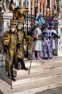 Costumi del Carnevale di Venezia davanti all'Arsenale.