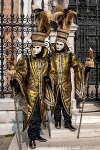 Costumi del Carnevale di Venezia davanti all'Arsenale.