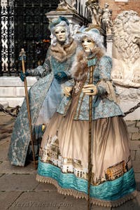 Costumi del Carnevale di Venezia davanti all'Arsenale.