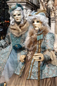 Costumi del Carnevale di Venezia davanti all'Arsenale.