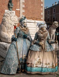 Costumi del Carnevale di Venezia davanti all'Arsenale.