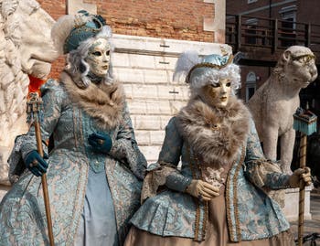 Costumi del Carnevale di Venezia davanti all'Arsenale.