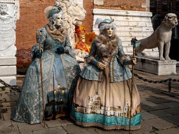 Costumi del Carnevale di Venezia davanti all'Arsenale.