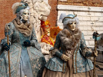 Costumi del Carnevale di Venezia davanti all'Arsenale.