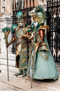 Costumi del Carnevale di Venezia davanti all'Arsenale.