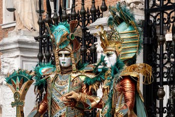 Costumi del Carnevale di Venezia davanti all'Arsenale.