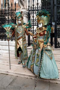 Costumi del Carnevale di Venezia davanti all'Arsenale.