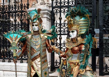 Costumi del Carnevale di Venezia davanti all'Arsenale.