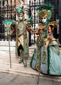 Costumi del Carnevale di Venezia davanti all'Arsenale.