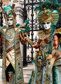 Costumi del Carnevale di Venezia davanti all'Arsenale.