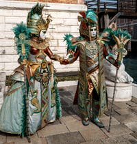 Costumi del Carnevale di Venezia davanti all'Arsenale.