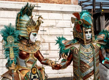 Costumi del Carnevale di Venezia davanti all'Arsenale.