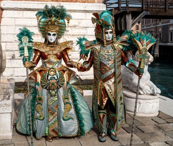 Costumi del Carnevale di Venezia davanti all'Arsenale.