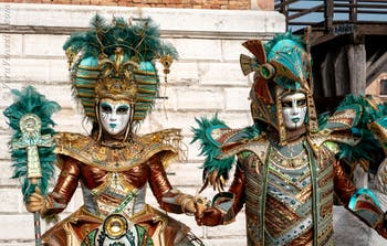 Costumi del Carnevale di Venezia davanti all'Arsenale.