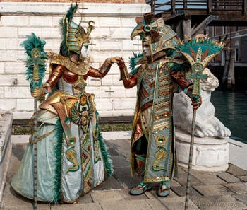 Costumi del Carnevale di Venezia davanti all'Arsenale.