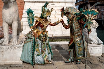 Costumi del Carnevale di Venezia davanti all'Arsenale.