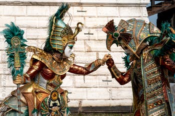 Costumi del Carnevale di Venezia davanti all'Arsenale.