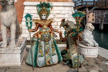 Costumi del Carnevale di Venezia davanti all'Arsenale.