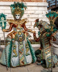 Costumi del Carnevale di Venezia davanti all'Arsenale.